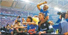  ?? FOTO: IMAGO ?? Torschütze Naldo (oben) bejubelt mit seinen Kollegen den Sieg.