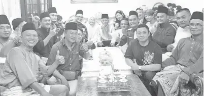  ??  ?? RAAFIDIN (duduk belakang lima kiri) berserta ahli keluargany­a merakamkan kenangan dengan ahli-ahli parti yang hadir pada majlis rumah terbuka PKR Cabang Sibu, malam Selasa.