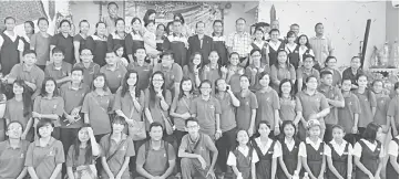  ??  ?? Dusit (back row, seventh right) in a photo call with the students and their parents.