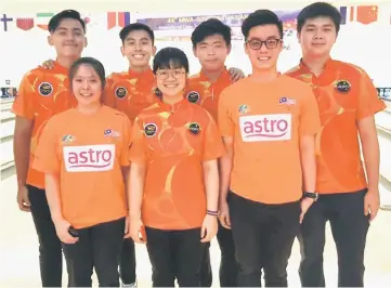  ??  ?? The Sukma elite bowlers (from left, back row) Abang Afiq, Mohammad Uzair, Abner Loo and Christophe­r Tiong while (from left, front row) are Gillian Lim, Nur Aina Kamalia and Brandon Ting.