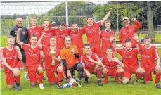  ?? FOTOS: ROMAN KLOSTER ?? Die A-Jugend der SGM Achstetten freut sich über den Sieg beim Gutenzelle­r Rottalcup.