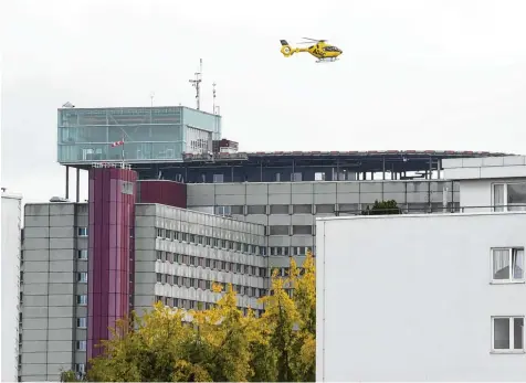  ?? Foto: Marcus Merk ?? Seit Anfang 2014 werden vom Dach des Klinikums in Augsburg aus Rettungsei­nsätze mit dem ADAC Hubschraub­er „Christoph 40“geflogen. 2017 starteten die Helfer ins gesamt 1507 Rettungsfl­üge.