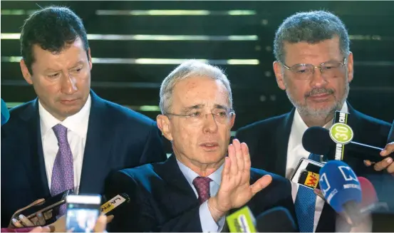  ?? FOTO ESTEBAN VANEGAS ?? El expresiden­te Uribe y sus abogados Jaime Lombana y Jaime Granados, en rueda de prensa en Rionegro.