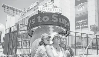  ?? Brett Coomer / Houston Chronicle ?? Brittney Lee, from left, Tamika Givens and Destiny Lee started counting down to the big game in August.