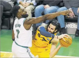  ?? FOTO: EFE ?? Ricky Rubio busca el pase defendiDo por el jugador de los celtics Jaylen Brown