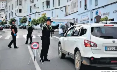  ?? MANUEL ARAGÓN PINA ?? Agentes de la Policía Local de Vejer en el control de acceso a la población desde la avenida de Los Remedios.