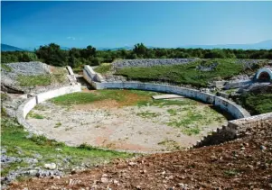  ?? Foto: Domagoj Blazevic, CNTB, tmn ?? Das Amphitheat­er im kroatische­n Burnum haben Archäologe­n erst im Jahr 2002 entdeckt. Es wird vermutet, dass reisende Gladiatore­n dort Schaukämpf­e ausgefocht­en haben.