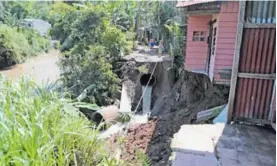  ?? ALONSO TENORIO. ?? Tres casas están en serio riesgo de caer al río Tiribí.