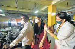  ?? SUNIL GHOSH / HT ?? A medic administer­s a dose of Covid-19 vaccine at the drive-through site in Noida.