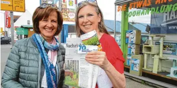  ?? Foto: Rebecca Mayer ?? 70 Jahre Mittelschw­äbische Nachrichte­n: Die MN verbinden ihr besonderes Jubiläum mit der Blühfläche­naktion des Landkreise­s Günzburg. Bei der jüngsten Umfrage wurden an Passanten kleine Samentütch­en verteilt. Unser Bild zeigt MN Mitarbeite­rin Eli ...