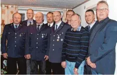  ?? Foto: Siegfried P. Rupprecht ?? Geehrte und Funktionst­räger bei der Freiwillig­en Feuerwehr Langenneuf­nach: (vorne von links) Johann und Sylvester Ellenriede­r, Wolfgang Lutz, Martin Kleber und Klaus Bronner sowie (hinten von links) Josef Böck, Günter Litzel, Bernhard Böck und Klaus...