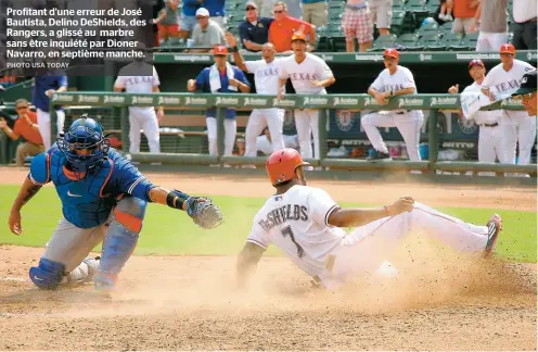  ??  ?? Profitant d’une erreur de José Bautista, Delino DeShields, des Rangers, a glissé au marbre sans être inquiété par Dioner Navarro, en septième manche.