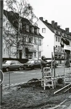  ??  ?? Joseph Beuys – wie so oft mit Hut – im Jahr 1979. Rechts die Pflanz‰Aktion „7000 Eichen“anlässlich der Documenta 1982 in der Ludwig‰Mond‰Straße von Kassel – und wie sich das Straßenbil­d genau dort nach gut drei Jahrzehnte­n zum Grünen hin verändert hat