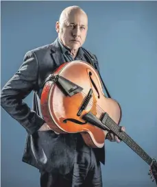  ?? FOTO: DEREK HUDSON ?? Bricht ein wenig aus dem Muster seiner letzten Werke aus: der 69-jährige Mark Knopfler.