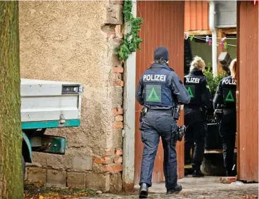  ?? ARCHIV-FOTO: DANIEL VOLKMANN ?? Großeinsat­z der Polizei im Dezember 2019 in Herbsleben: Es wurden eine Drogendeal­erin und ein Mann festgenomm­en, der Jugendlich­e mit Drogen versorgt haben soll und gegen den ein Haftbefehl vorlag.