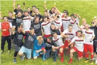  ?? FOTO: SZ-ARCHIV ?? Der SV Hoßkirch bejubelt den Aufstieg und damit die Rückkehr in die Kreisliga A 2.