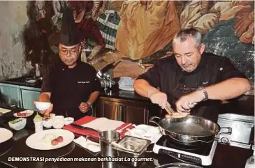  ??  ?? DEMONSTRAS­I penyediaan makanan berkhasiat La gourmet.