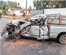  ??  ?? Con daños. Aparte de los lesionados, en el accidente se reportaron daños materiales cuantiosos en ambos vehículos.