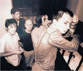  ??  ?? Gira posterior. Los Radiohead, fotografia­dos en Estados Unidos después de un show posterior a la grabación de “OK Computer”.