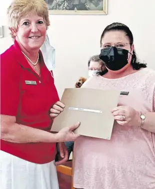  ?? ?? Shirley Horner (left) receiving her certificat­e from Riverside Park Home manager Tracy Bruwer.