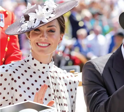  ?? ?? In the spotlight: Kate and William arrive in carriage – with duchess in a dress similar to one worn by Diana in 1988, left