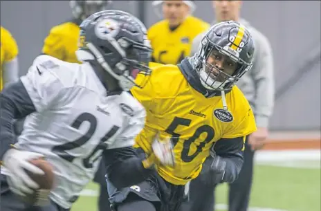  ?? Lake Fong/Post-Gazette ?? Steelers linebacker Vince Williams, pursuing running back Le’Veon Bell, wore Ryan Shazier’s jersey at practice all week on the South Side. Williams is Shazier’s replacemen­t in the starting lineup.