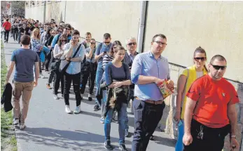  ?? FOTO: AFP ?? Ungarn stehen vor einem Wahllokal in Budapest Schlange: Die Beteiligun­g an der Parlaments­wahl war so hoch wie seit 1989 nicht.