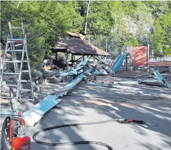  ?? FOTO: UNGUREANU ?? Wrackteile der „Ventus“liegen neben dem Sportplatz bei der Lochen-Herberge, ausgelaufe­ner Kraftstoff musste von der Feuerwehr gebunden werden.