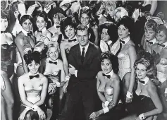  ??  ?? aQUÍ, CON meseras del Playboy Club, llamadas conejitas, en 1963