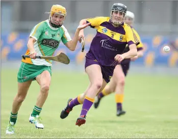  ??  ?? Síona Nolan and Offaly’s Tina Hannon race towards the sliothar.