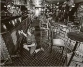  ?? William Luther / Staff photograph­er ?? Schooners Sports bar owner Rebecca Roberts used her bar’s closing to give it a top-to-bottom cleaning.