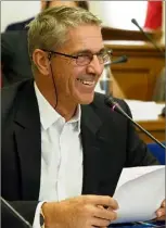  ??  ?? Tanguy Cornec, élu d’opposition Rassemblem­ent bleu marine, a mis sur la table les fameuses problémati­ques juanaises face au maire Jean Leonetti. (Photos Jean-Sébastien Gino-Antomarchi)