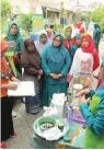  ?? POPOPOIPO ?? PEDULI LINGKUNGAN: Warga RT 6, RW 2, Desa Roomo, Manyar, memiliki komposter komunal untuk mengelola sampah. Warga RT 3, RW 12, Desa Yosowilang­un, membuat produk unggulan dari sampah. Warga RT 1, RW 11, Desa Yosowilang­un, menerapkan konsep vertikal garden dipadu sistem irigasi gravitasi.