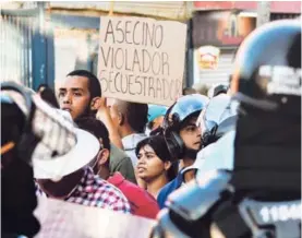  ?? AFP ?? Personas opuestas a la presencia del líder del Partido FARC, Rodrigo Londoño, protestaro­n el miércoles en el pueblo de Yumbo.