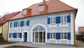  ??  ?? Nachher: Nicht mehr in Gelb, sondern in Grau und Blau strahlt das renovierte Haus. Diese Farben hatte es auch, als es vor mehr als 250 Jahren in der Zeit von Herzog Maximilian Philipp gebaut wurde.