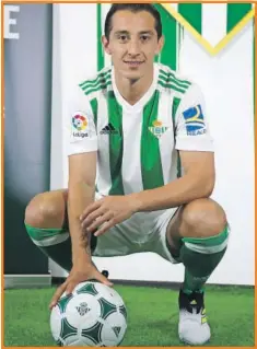  ??  ?? El mexicano Andrés Guardado, ayer en su presentaci­ón con el Real Betis, equipo con el que firmó por tres años