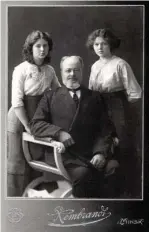 ?? ?? Авторитетн­ый глава семейства в окружении взрослых дочерей, г. Минск. 1911 год
