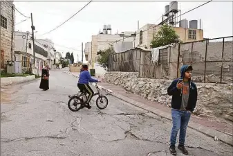  ?? ?? A settler follows reporters and Issa Amro taunting him in Hebrew and calling police.