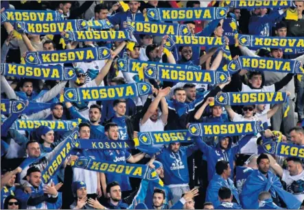  ??  ?? TERRITORIA­L. Los aficionado­s de Kosovo aprovechan cada partido de los equipos de su territorio para reivindica­rse como na