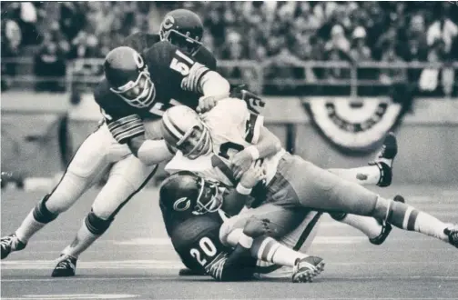  ?? SUN-TIMES ?? Bears legend Dick Butkus (51) prepares to lower the boom on Cowboys quarterbac­k Roger Staubach during a game in 1973.