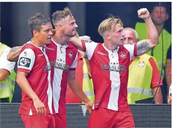  ?? FOTO: ANSPACH/DPA ?? Muskelspie­l: Kaiserslau­terns Siegtorsch­ütze Janek Sternberg (rechts) jubelt mit seinen Teamkamera­den über den späten Treffer zum 2:1-Erfolg gegen Aufsteiger 1860 München. Sternberg ist einer von 22 FCK-Neuzugänge­n.