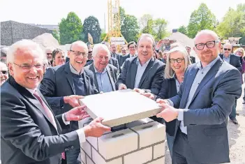  ?? FOTO: ALEXANDRA ROTH ?? Wilbert Schiffmann, Dieter Düster, Winfried Böckhorst, Carsten Tum, Renate Becker-Grope und OB Sören Link legen den Grundstein.