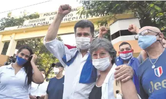  ??  ?? El presidente del PLRA, Efraín Alegre, abandona la prisión rodeado de familiares y seguidores. Pidió oraciones para el diputado Robert Acevedo, aquejado del covid-19.