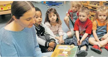  ?? SYMBOLFOTO: ULI DECK/DPA ?? Ehrenamtli­che fördern auch im Regionalve­rband die Lesekompet­enz von Kindern.