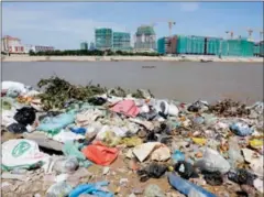  ?? PHA LINA ?? Rubbish sits on the bank of Phnom Penh’s Bassac River yesterday morning opposite Koh Pich.