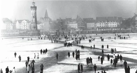  ?? FOTO: FRANZ THORBECKE ?? Ab aufs Eis: Überall strömen die Bürger im Februar 1963 auf den See (hier vor dem Lindauer Hafen).