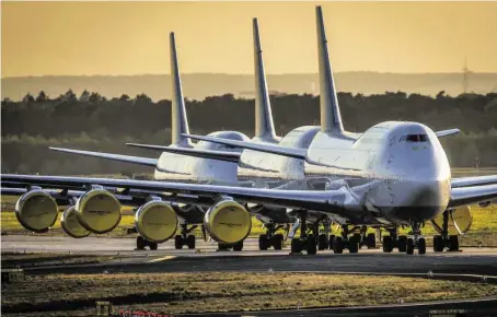  ?? BILD: SN/AP ?? Die Zukunft der Lufthansa steht wieder auf dem Spiel, im Bild zwei Boeing 747 am Flughafen Frankfurt.