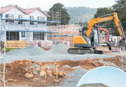  ?? ?? New state homes take shape at Puriri Park Rd and the first seven are expected to be completed by May. Inset: An artist’s impression of what eight new two-storey homes will look like in Whau Valley.