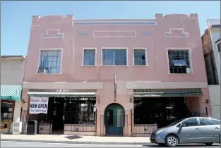  ?? / Union Democrat ?? Guy Mccarthy
The Smoke Cafe (above) is once again open for business on Main Street in Jamestown. Smoke Cafe staff includes (left, from left) Sandra Oliveres, Christina Lint, Oscar Prestegui, and owner Dario Prestegui.