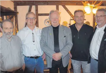  ?? FOTO: STEFAN MANGER ?? Die Geehrten des Angelverei­nes Möhringen: Jürgen Haller, Gerhard Weber, Reinhold Wenzel und Jörg Biehler mit dem Vorsitzend­en Axel Geiger.